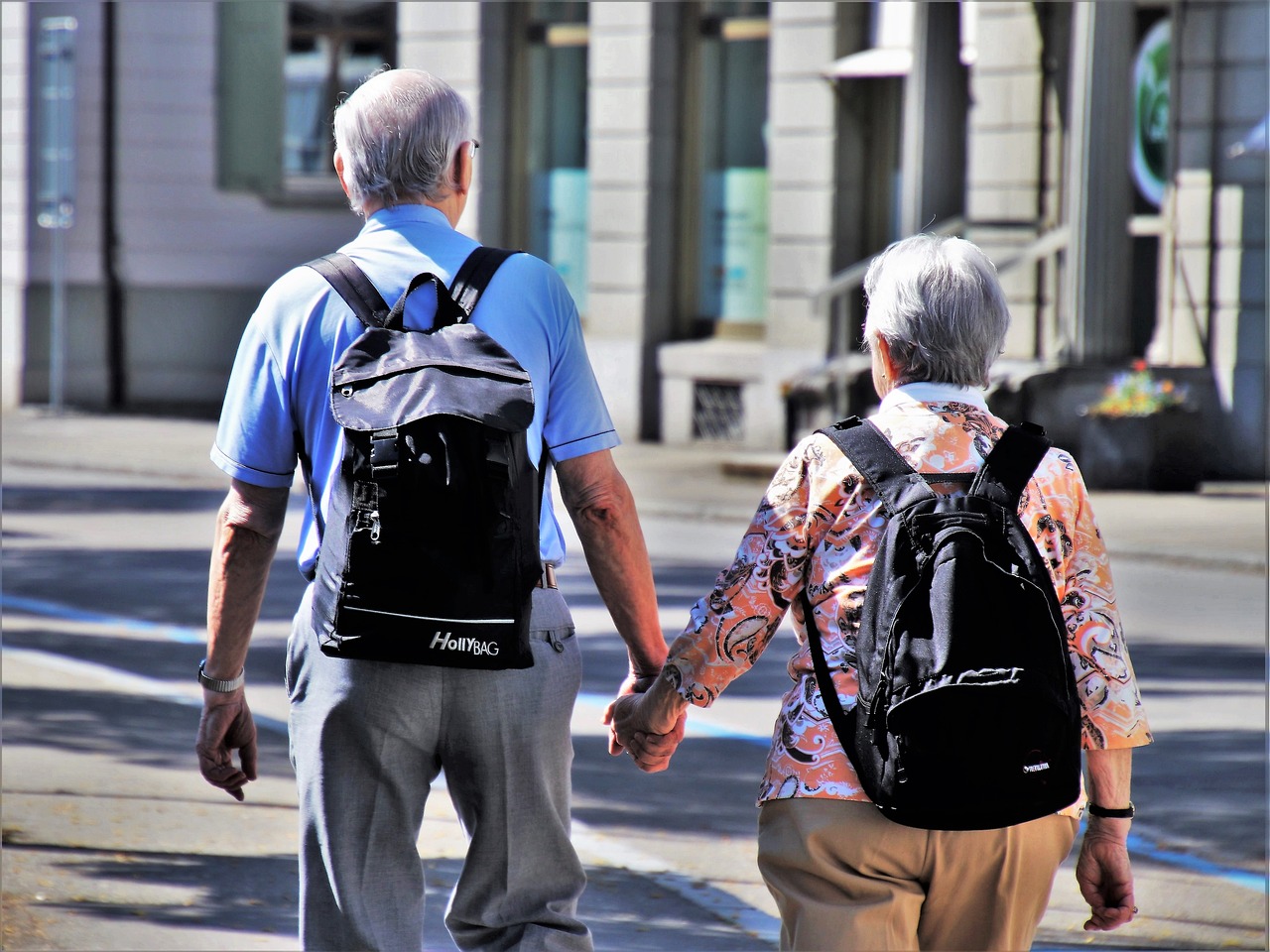 Seniorzy, spacer, zwiedzanie - fot. pixabay